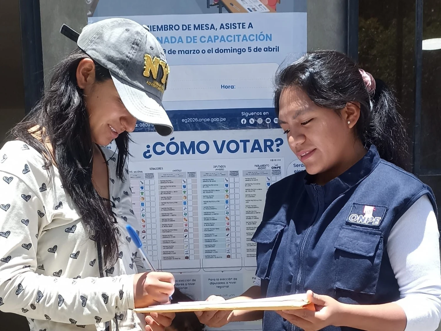 ODPE El Tambo entrega credenciales a miembros de mesa