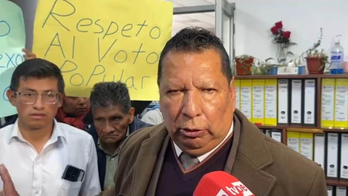 Julio Llallico retoma la alcaldía de El Tambo en medio de tensión con Jenny Andrés
