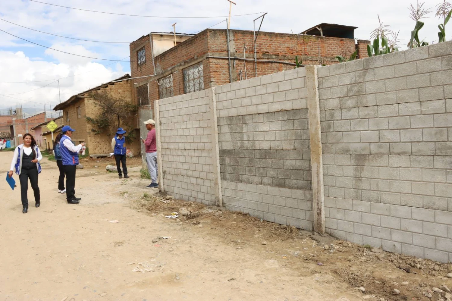 Muro invade calle en Chilca y obra es paralizada