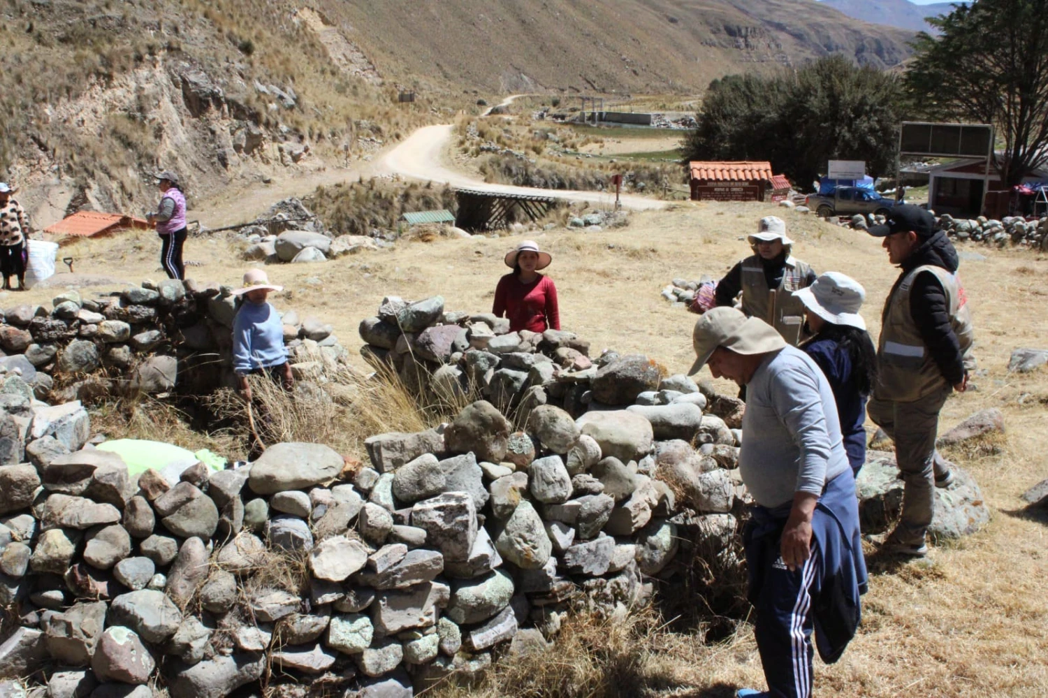Corivinchos: limpian sitio arqueológico de Jauja