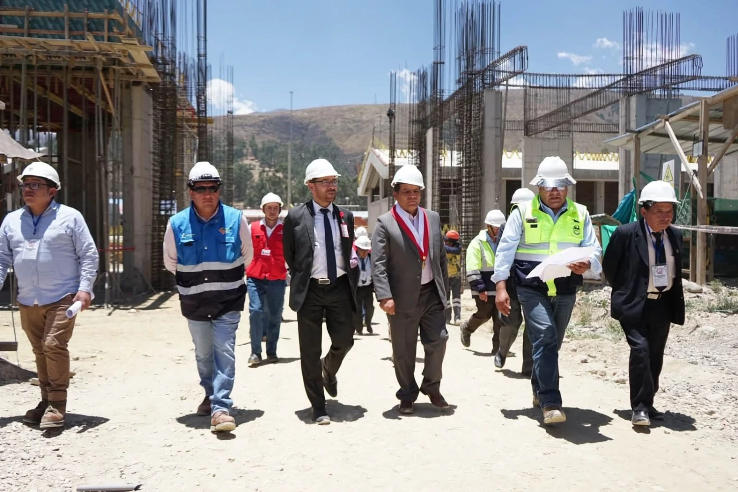 Guillén alerta por retrasos en colegio de Azapampa