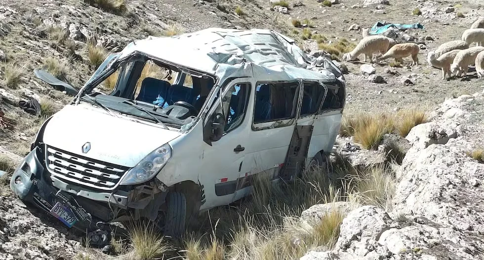 Combi cayó a un abismo en la carretera Yauyos–Chupaca: tres fallecidos y varios heridos